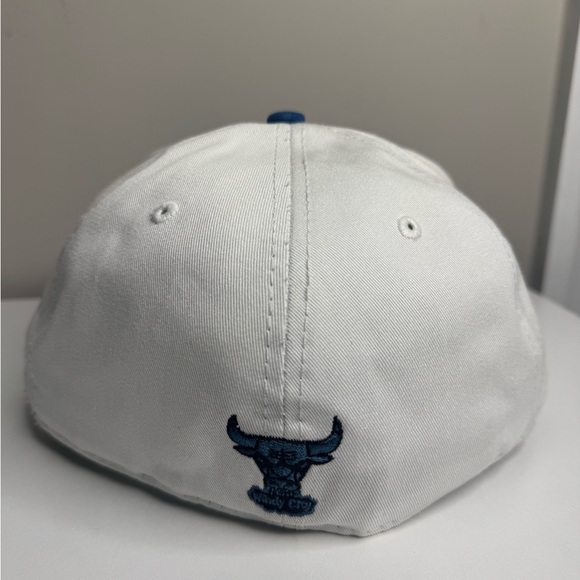 Chicago Bulls White & Blue Elephant Print Fitted New Era Hat Size 7 1/2 - Picture 3 of 8
